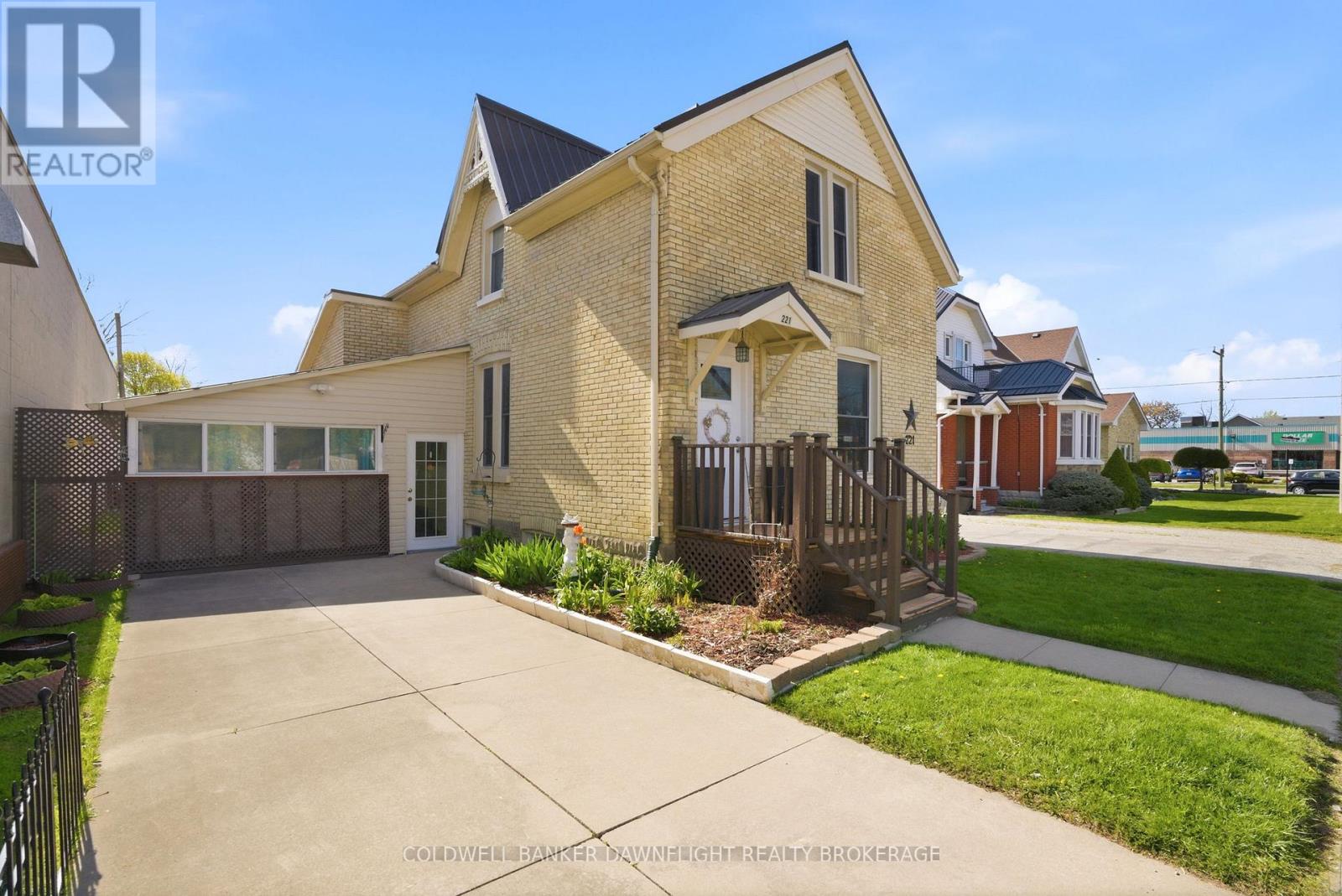 221 MAIN STREET S - 1