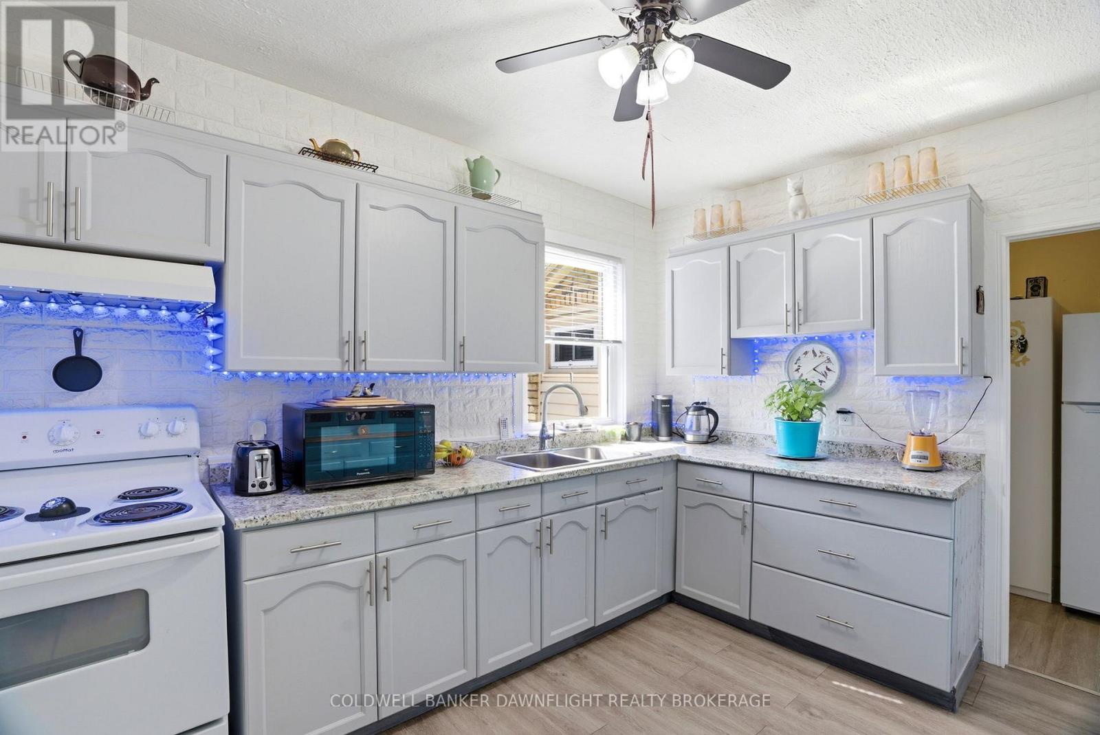 221 MAIN STREET S - 17