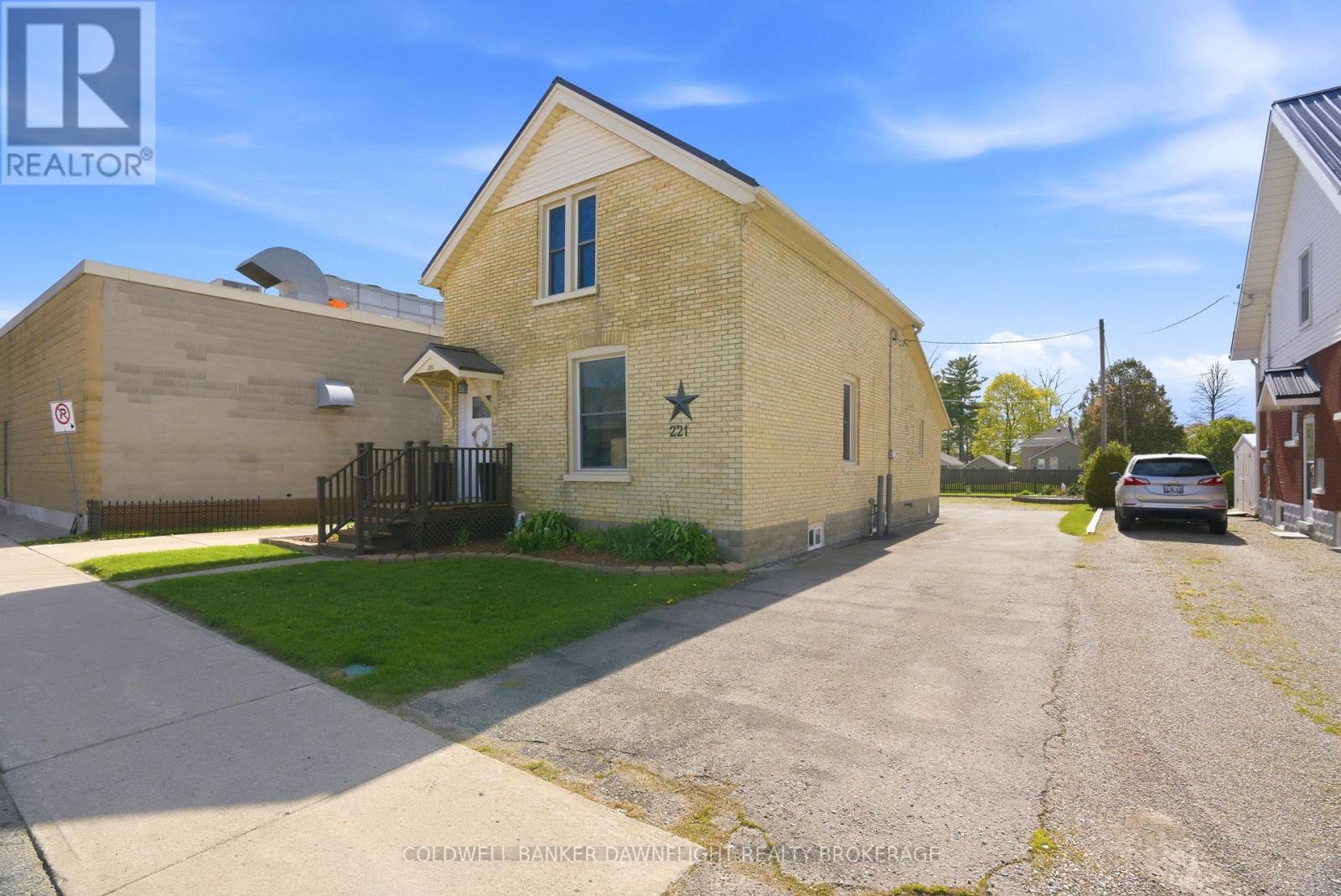 221 MAIN STREET S - 2