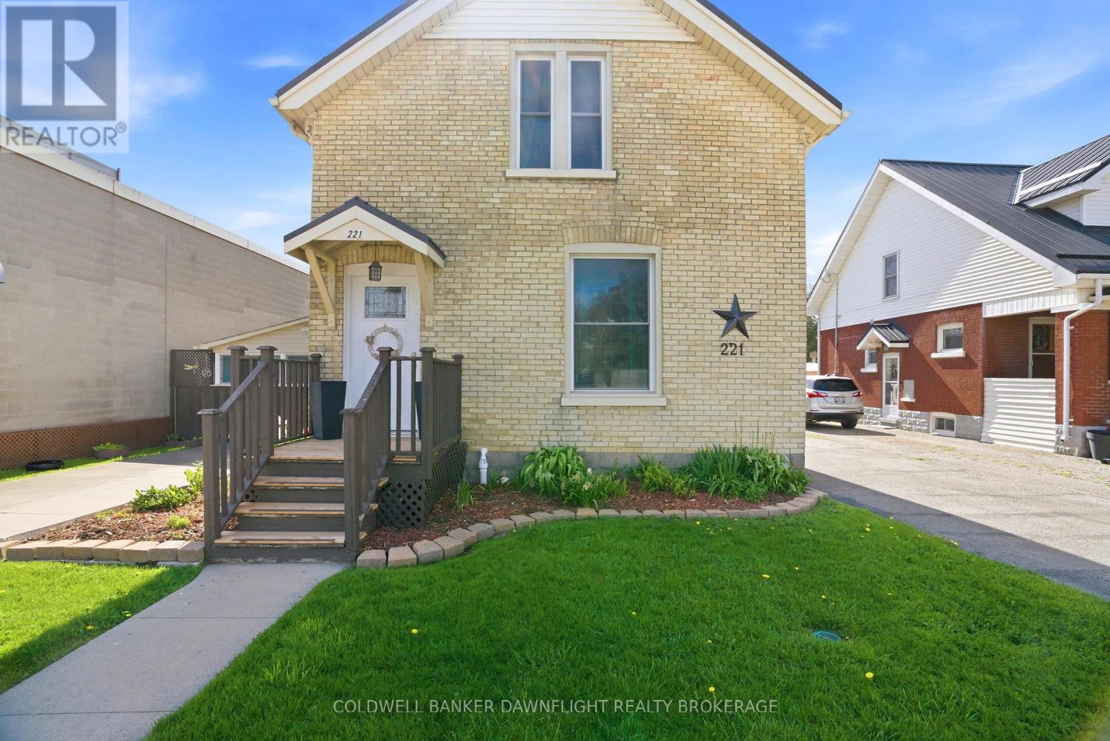 221 MAIN STREET S - 5