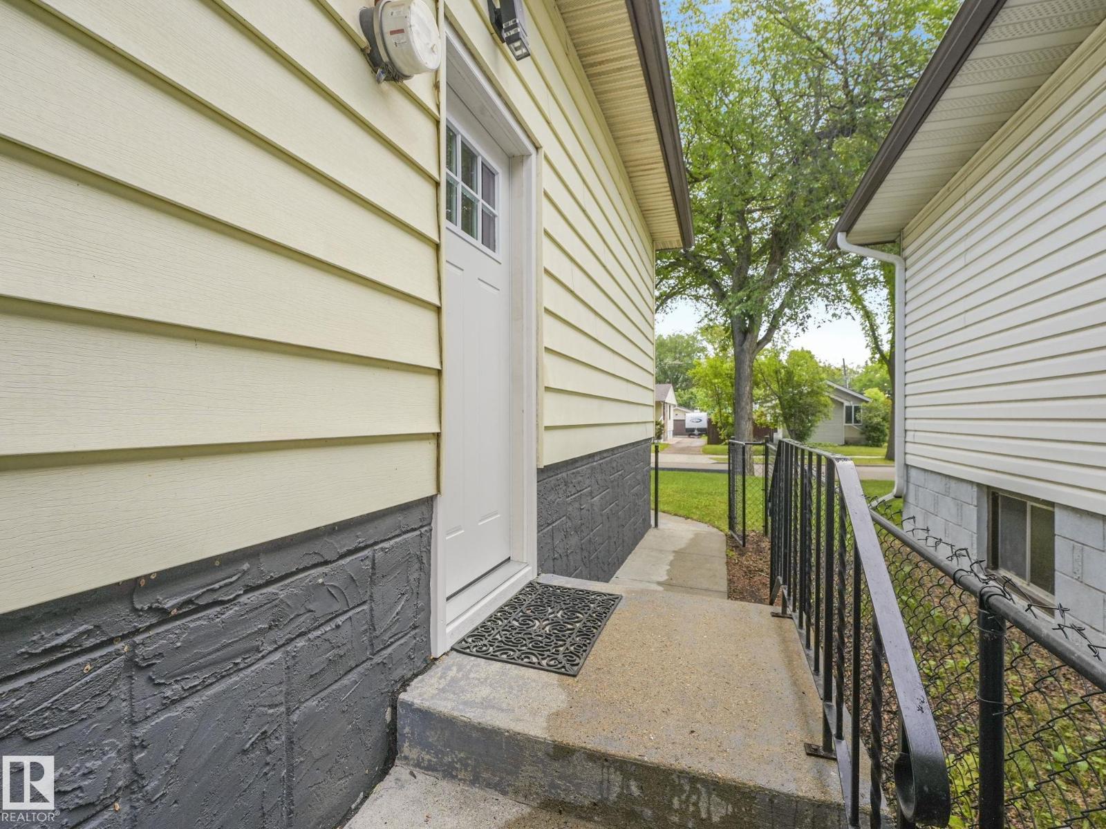 11908 52 ST NW - 10