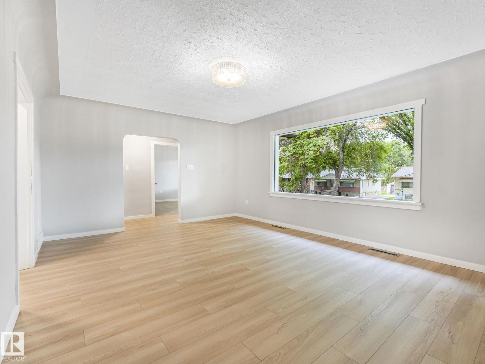 11908 52 ST NW - 25