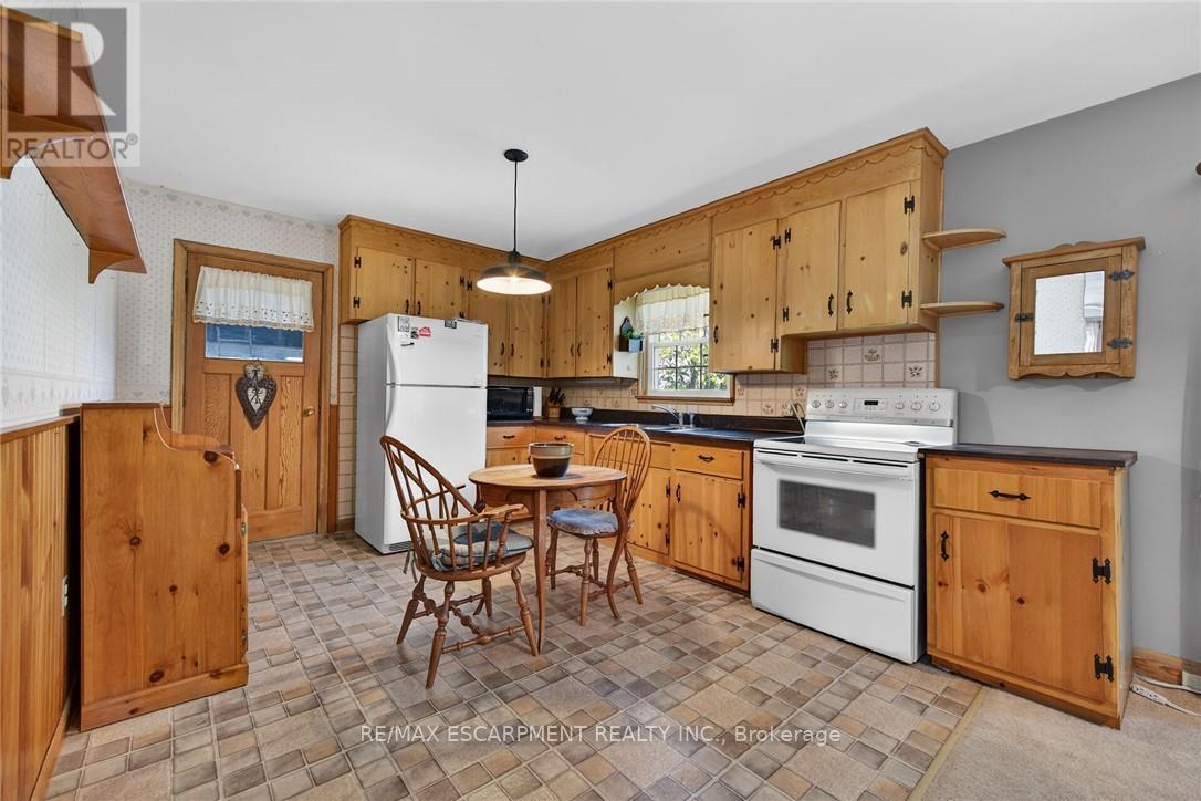46 ERIE STREET N - 17