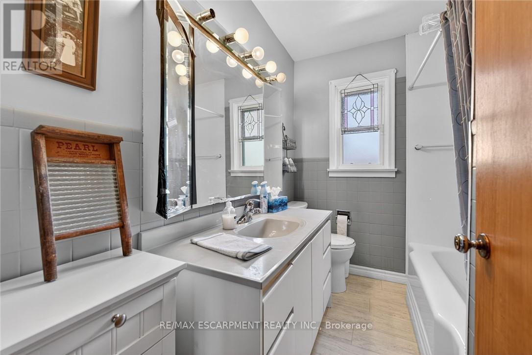 46 ERIE STREET N - 23