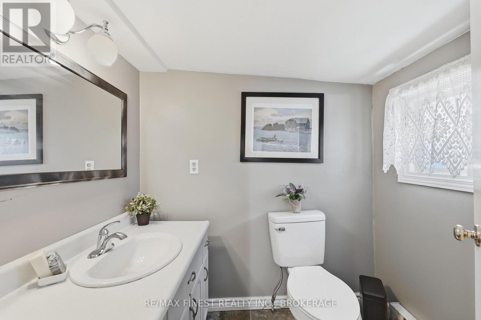 278 CENTRE STREET N - 16