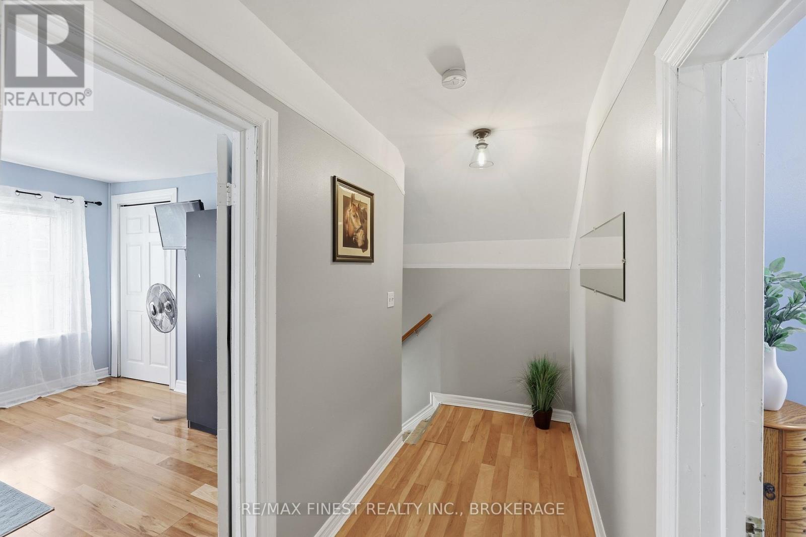 278 CENTRE STREET N - 19