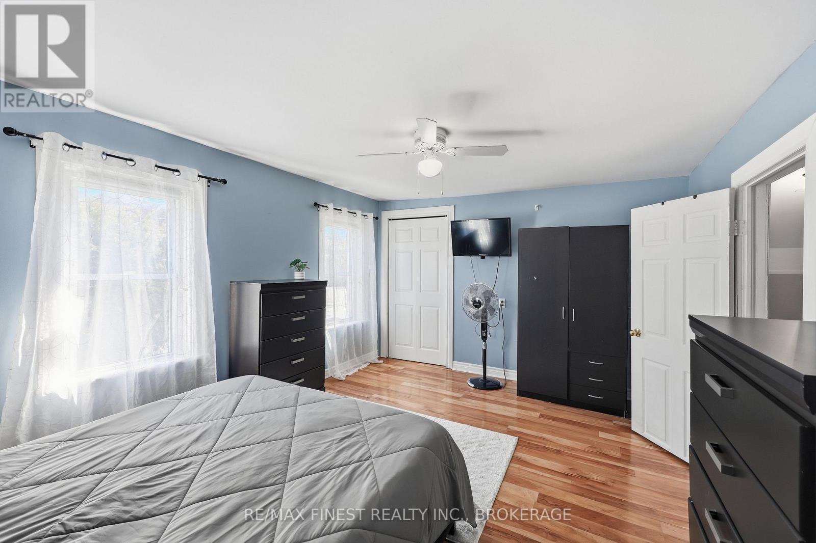 278 CENTRE STREET N - 21