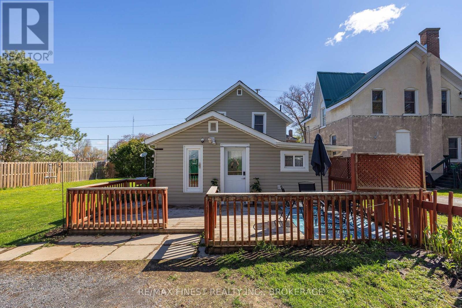 278 CENTRE STREET N - 30