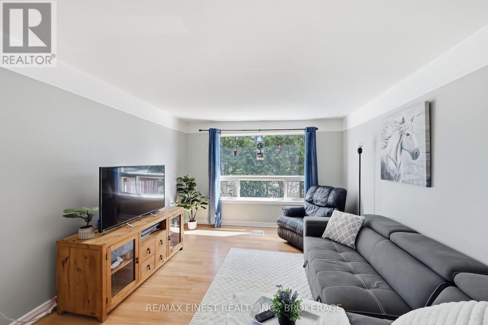 278 CENTRE STREET N - 6