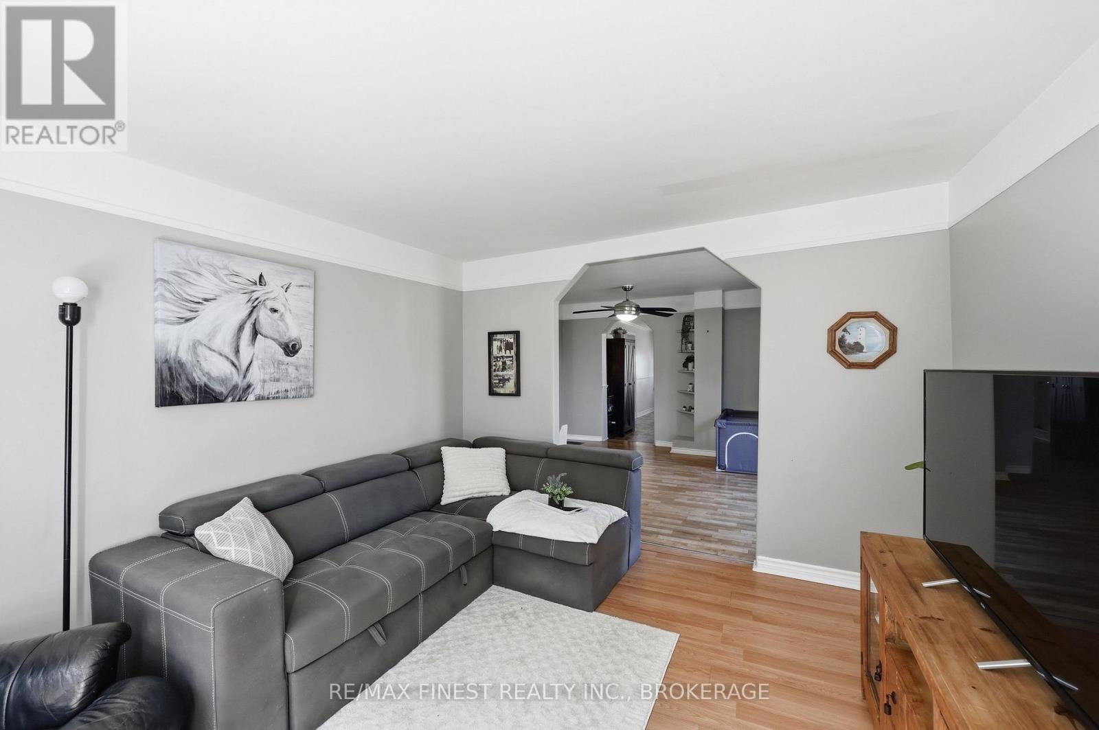 278 CENTRE STREET N - 7