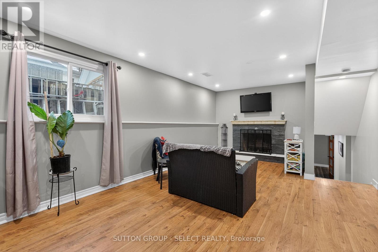 45 UPPER AVENUE - 13