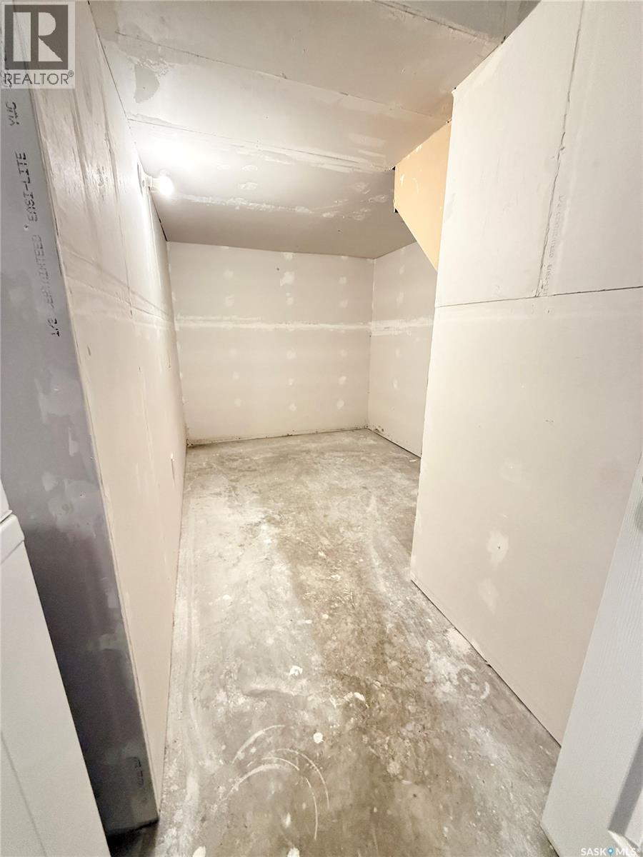 #602 Barber CRESCENT - 24