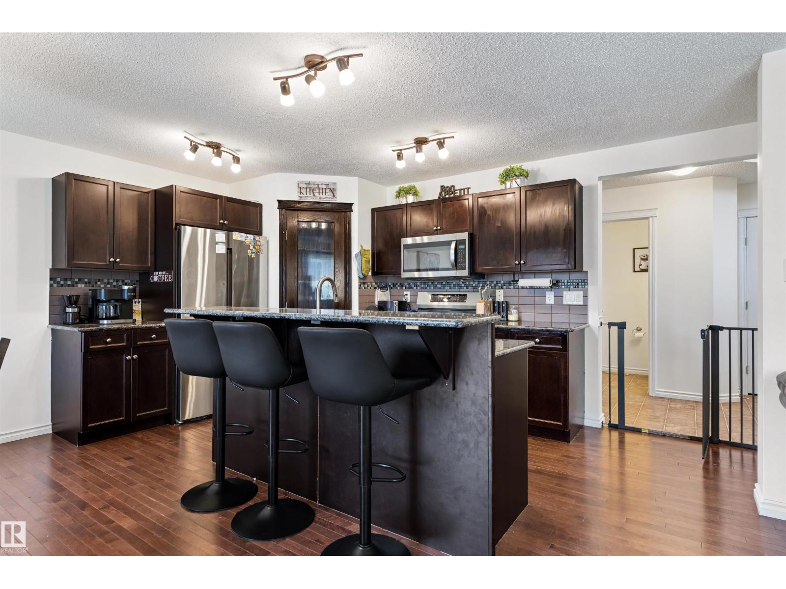 6115 18 AV SW - 2