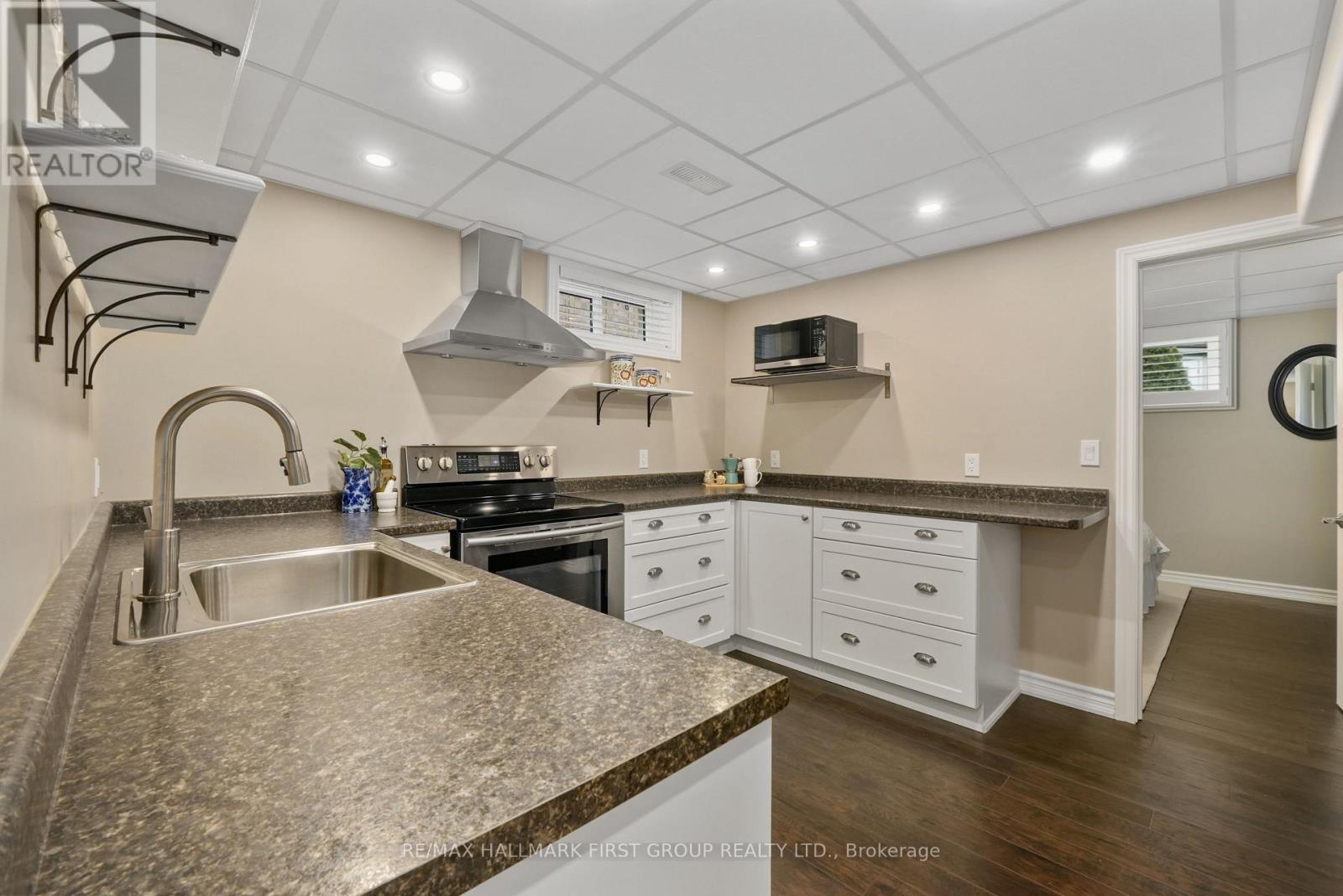 489 FOOTE CRESCENT - 34