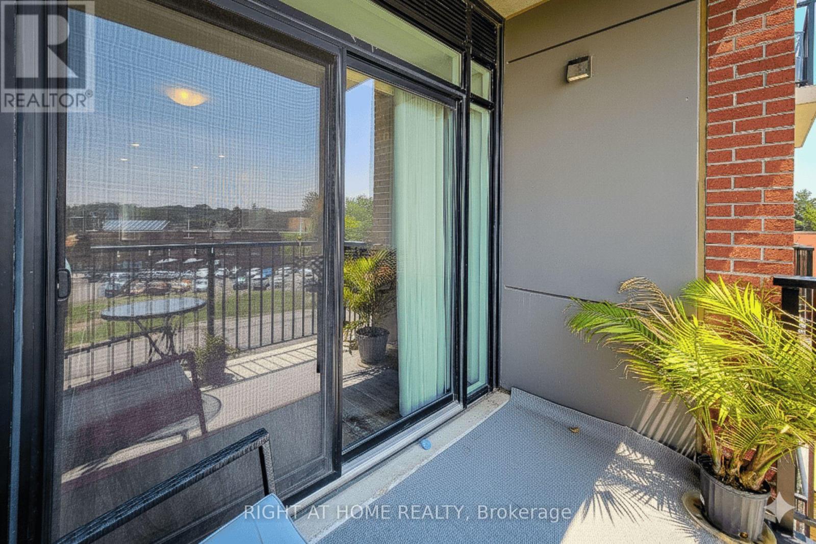 #217 1 REDFERN AVENUE - 10