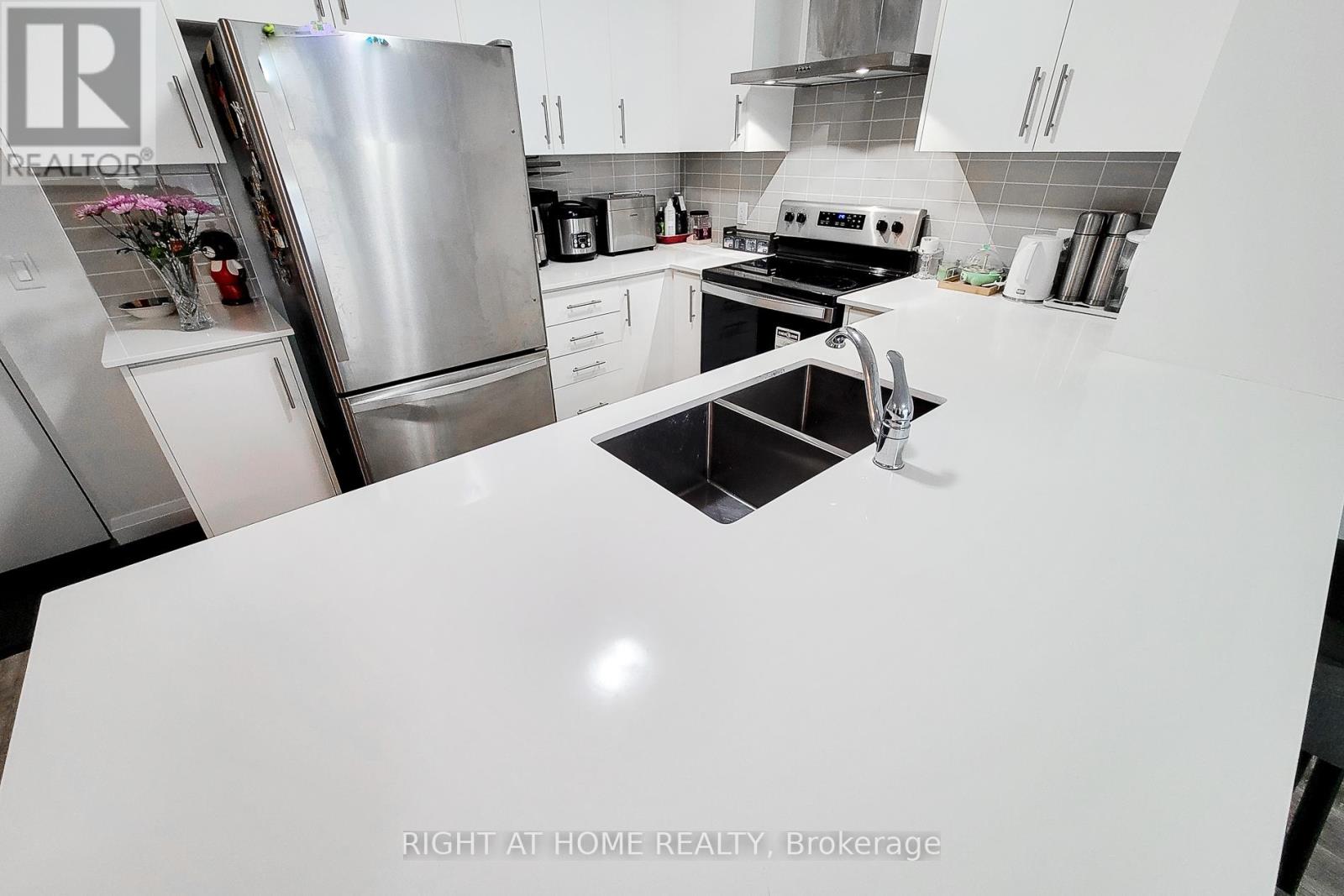 #217 1 REDFERN AVENUE - 12