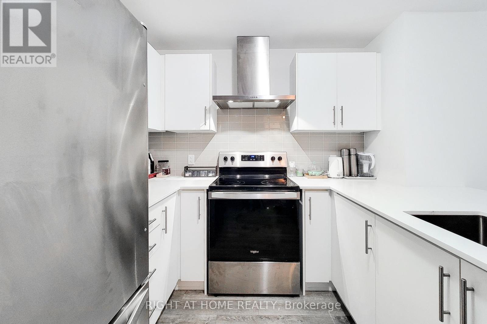 #217 1 REDFERN AVENUE - 13