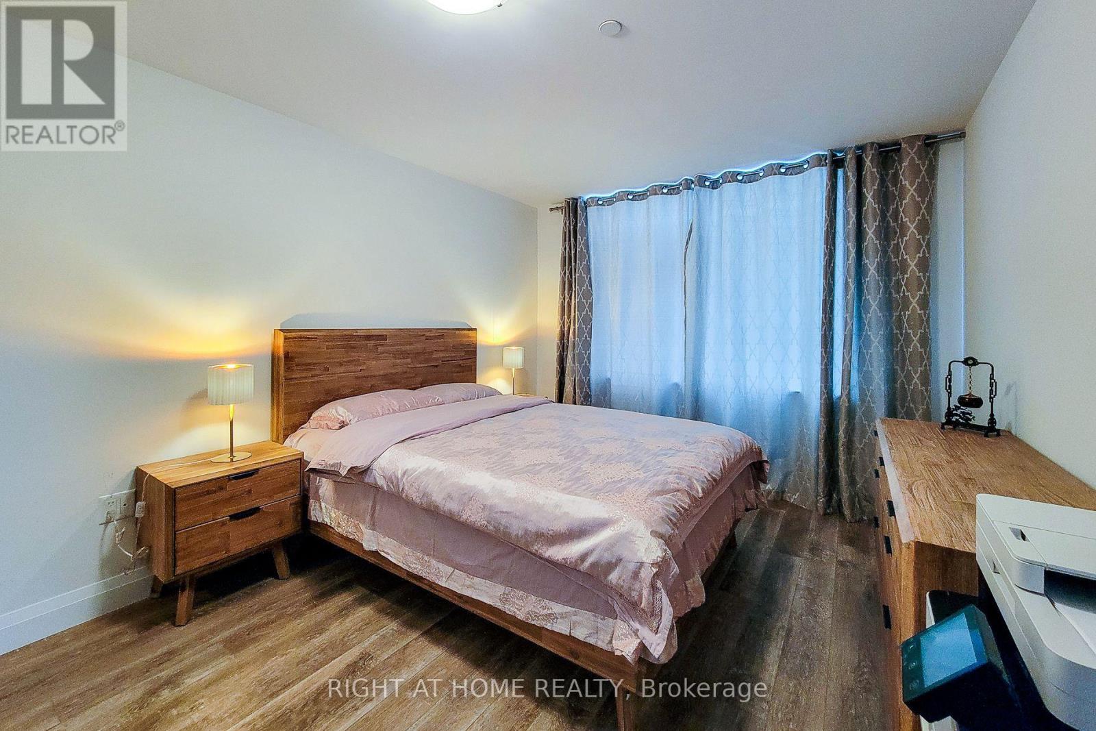 #217 1 REDFERN AVENUE - 15
