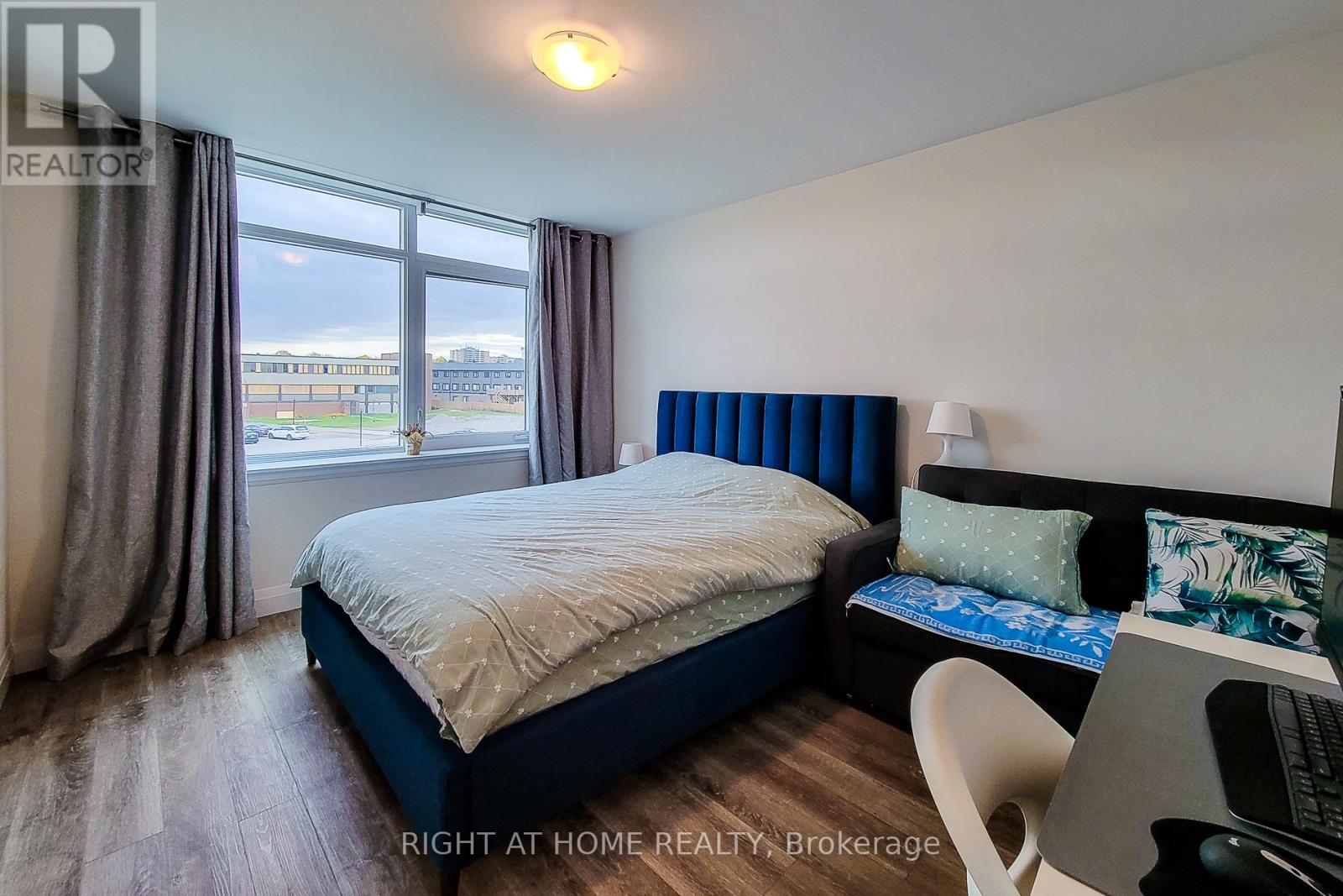 #217 1 REDFERN AVENUE - 19