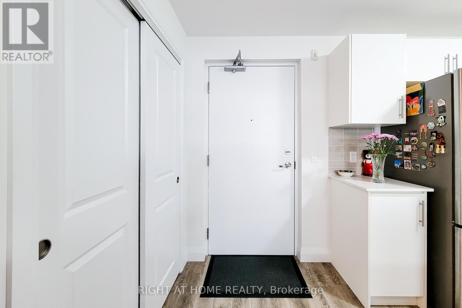 #217 1 REDFERN AVENUE - 22