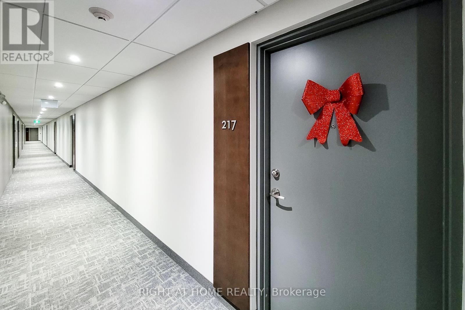 #217 1 REDFERN AVENUE - 23