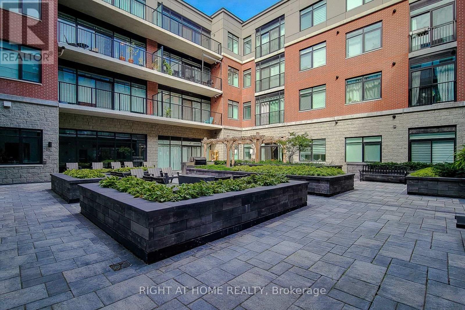 #217 1 REDFERN AVENUE - 28