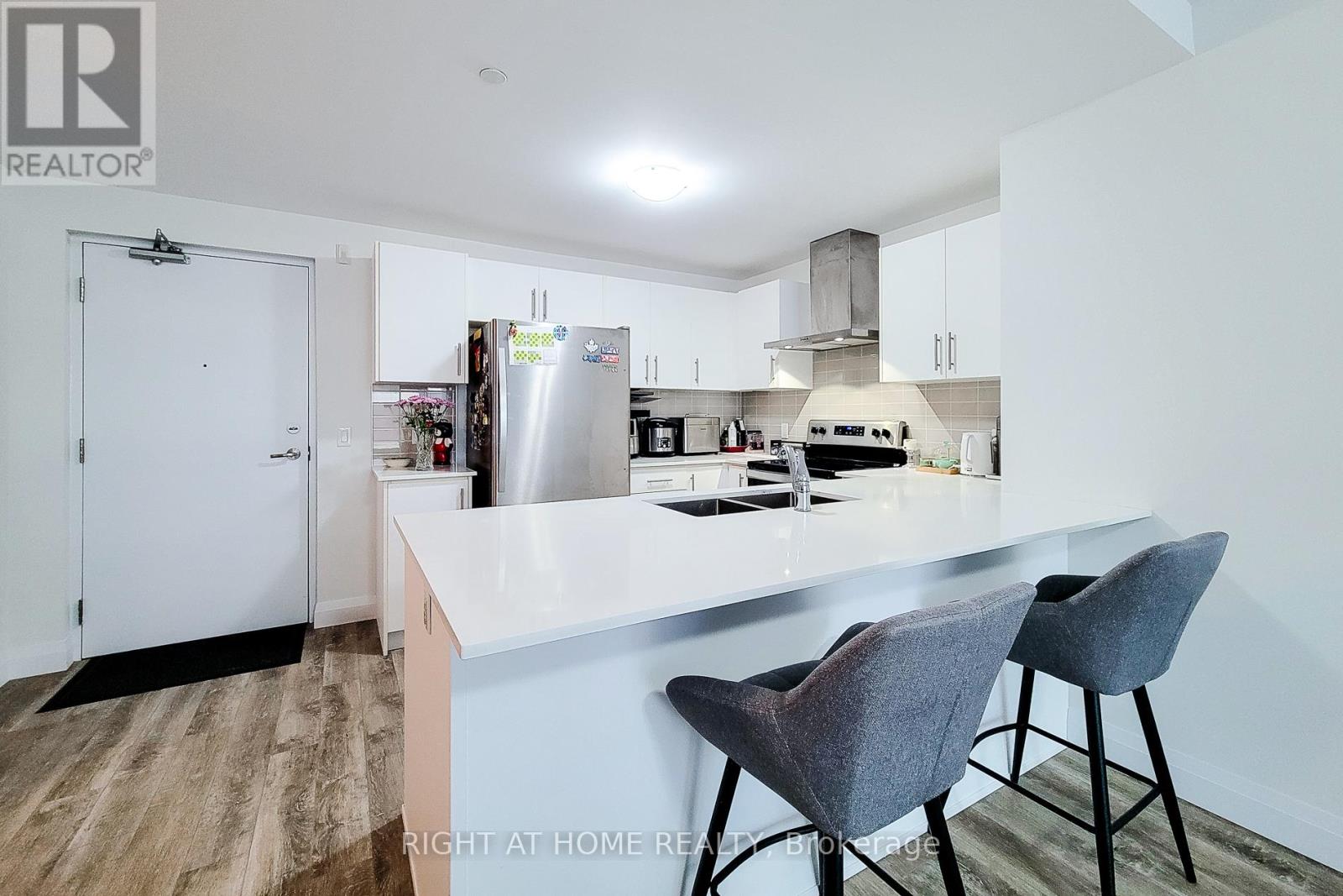 #217 1 REDFERN AVENUE - 6