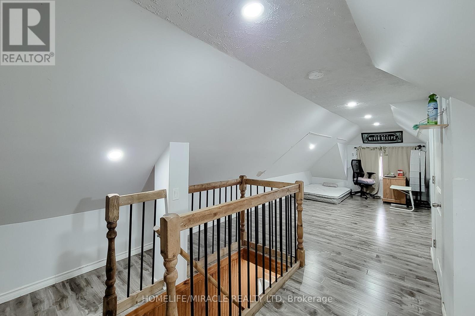 463 WELLINGTON STREET N - 23