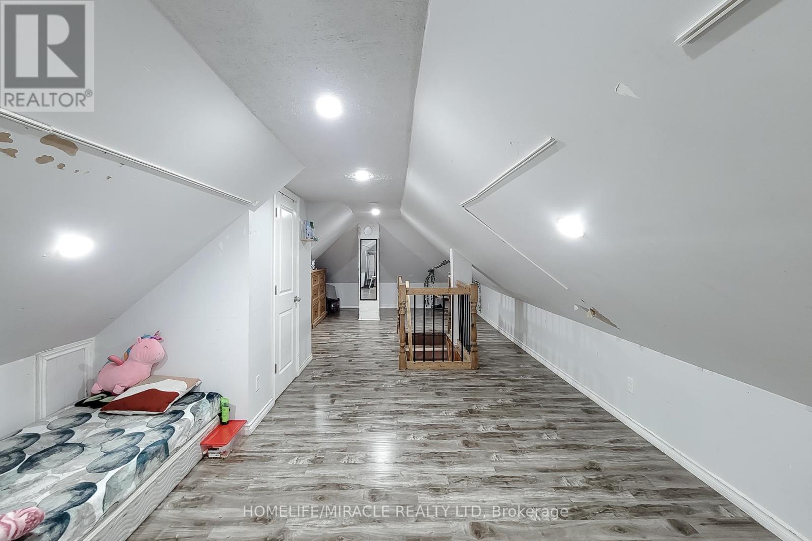 463 WELLINGTON STREET N - 24