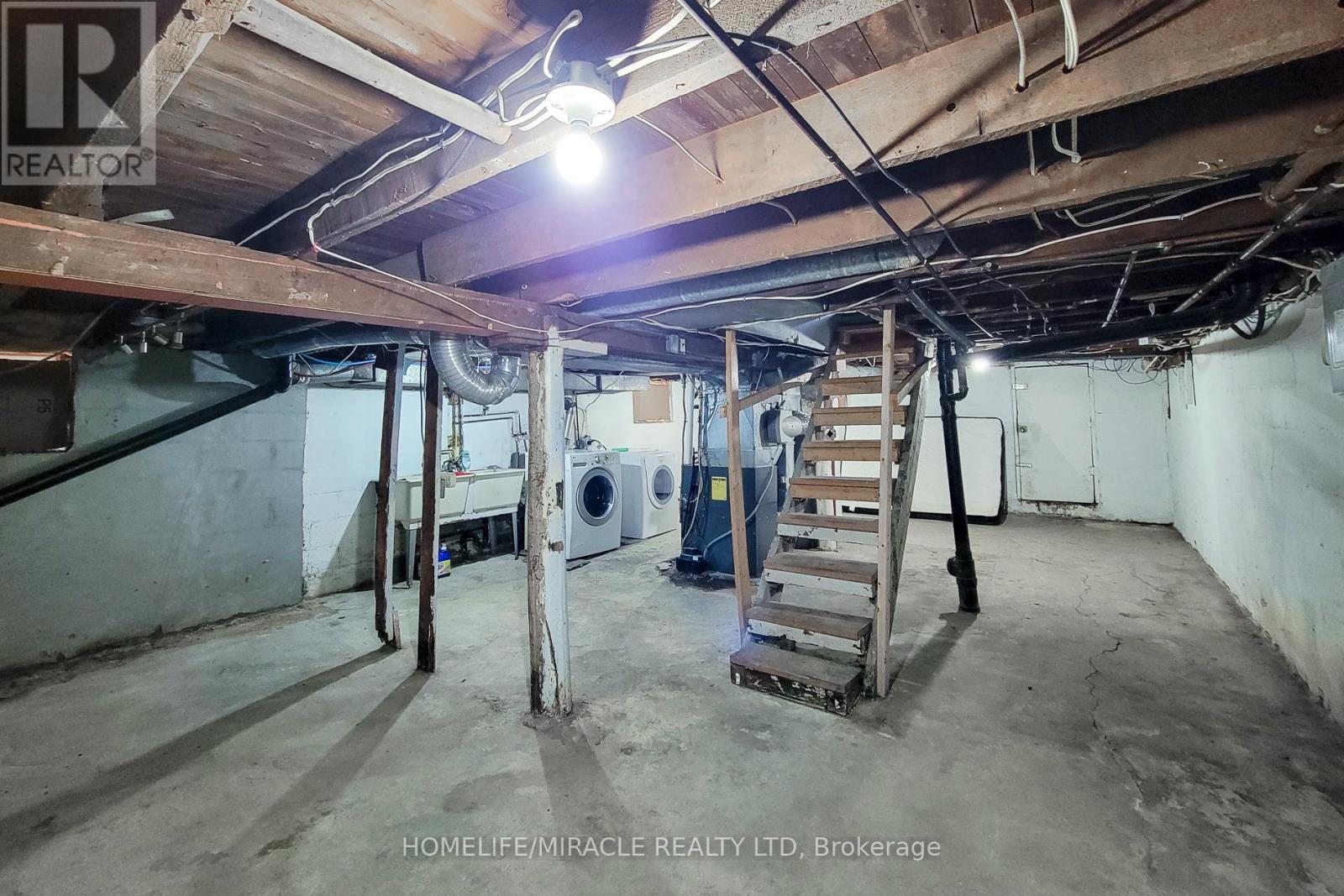 463 WELLINGTON STREET N - 27