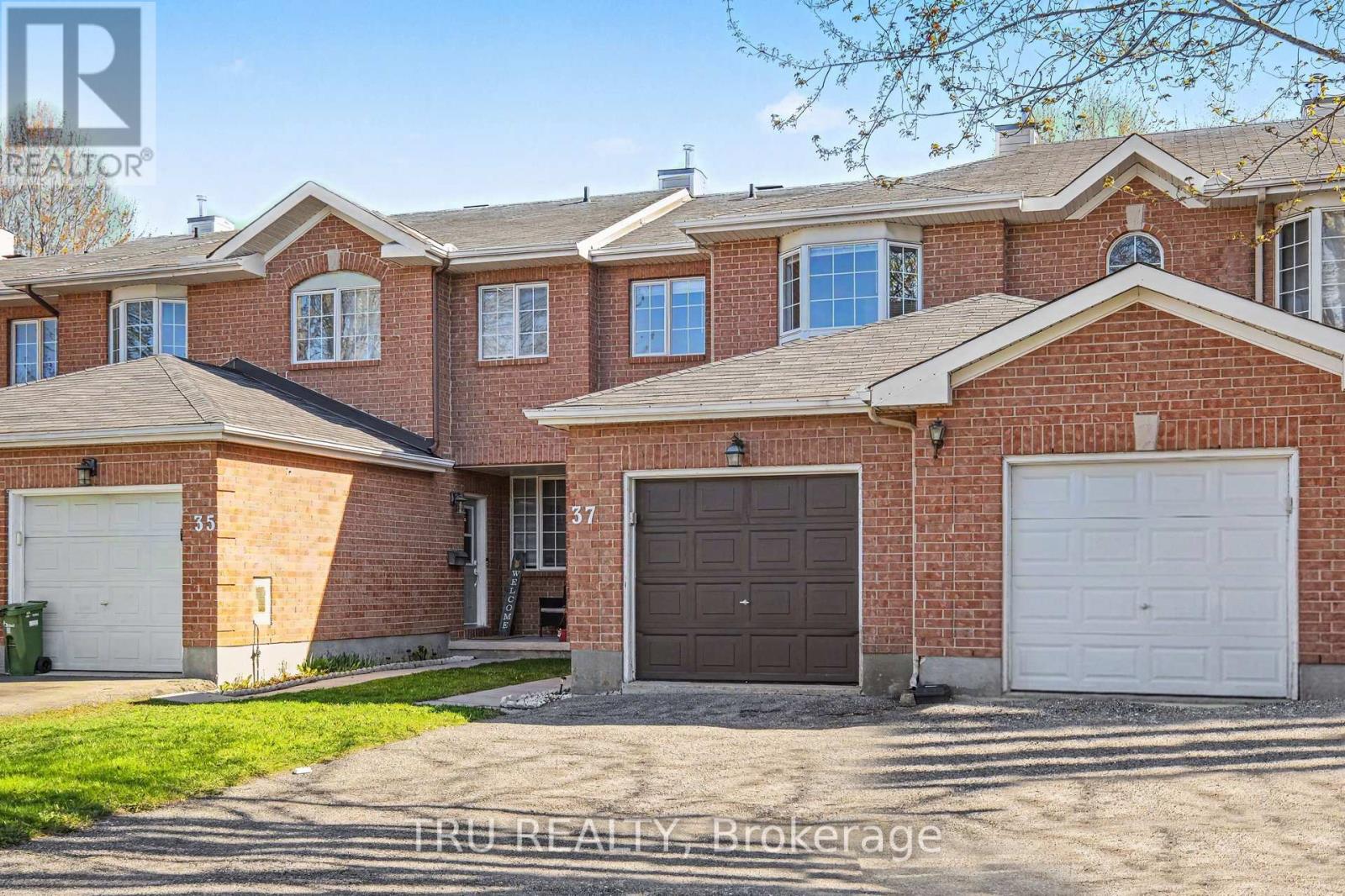 37 DAVENTRY CRESCENT - 2