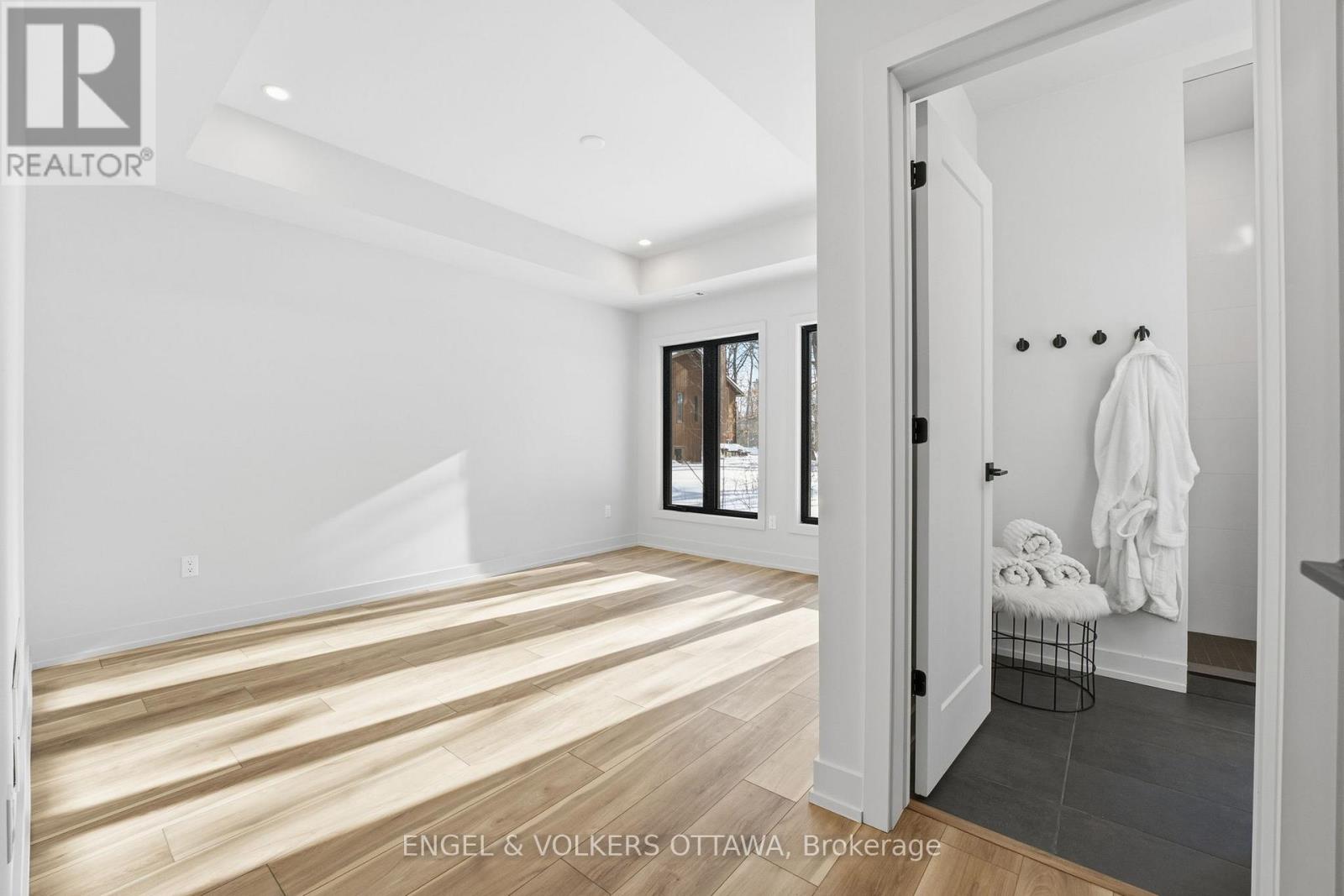 557 BAYVIEW DRIVE - 19