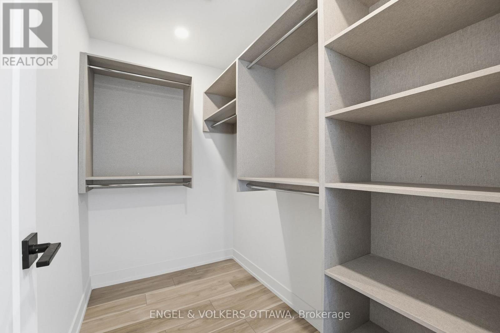 557 BAYVIEW DRIVE - 23