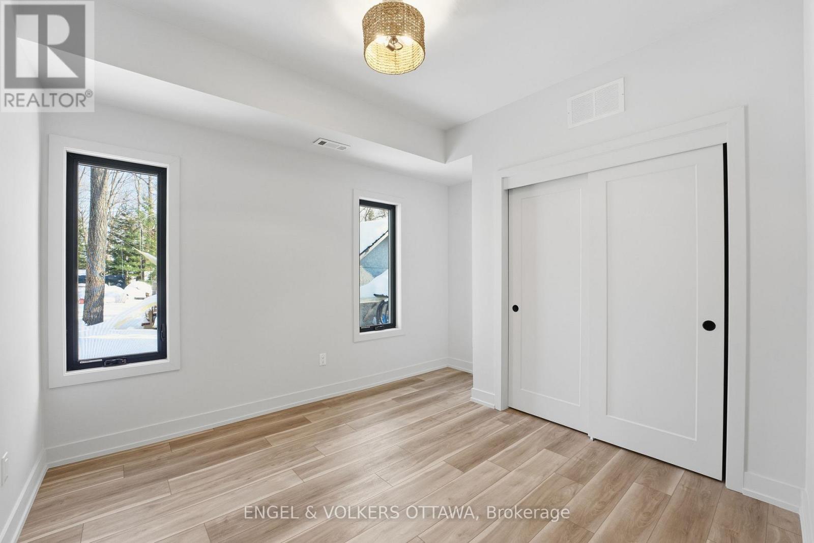 557 BAYVIEW DRIVE - 24