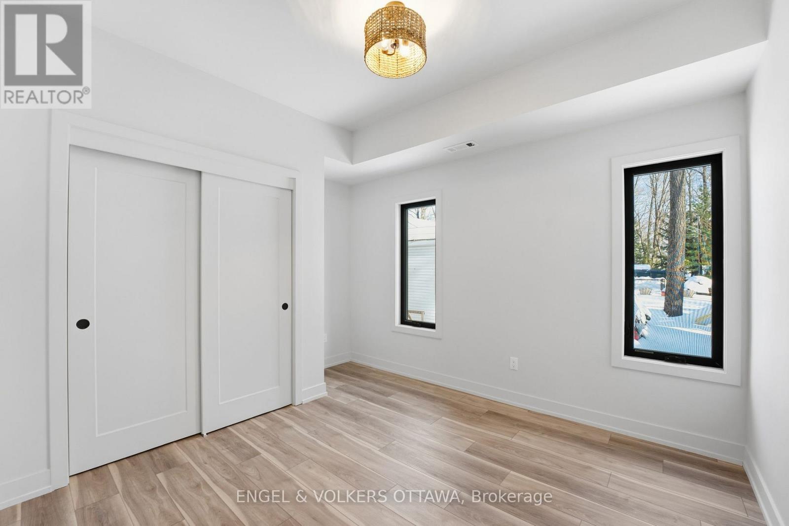 557 BAYVIEW DRIVE - 25