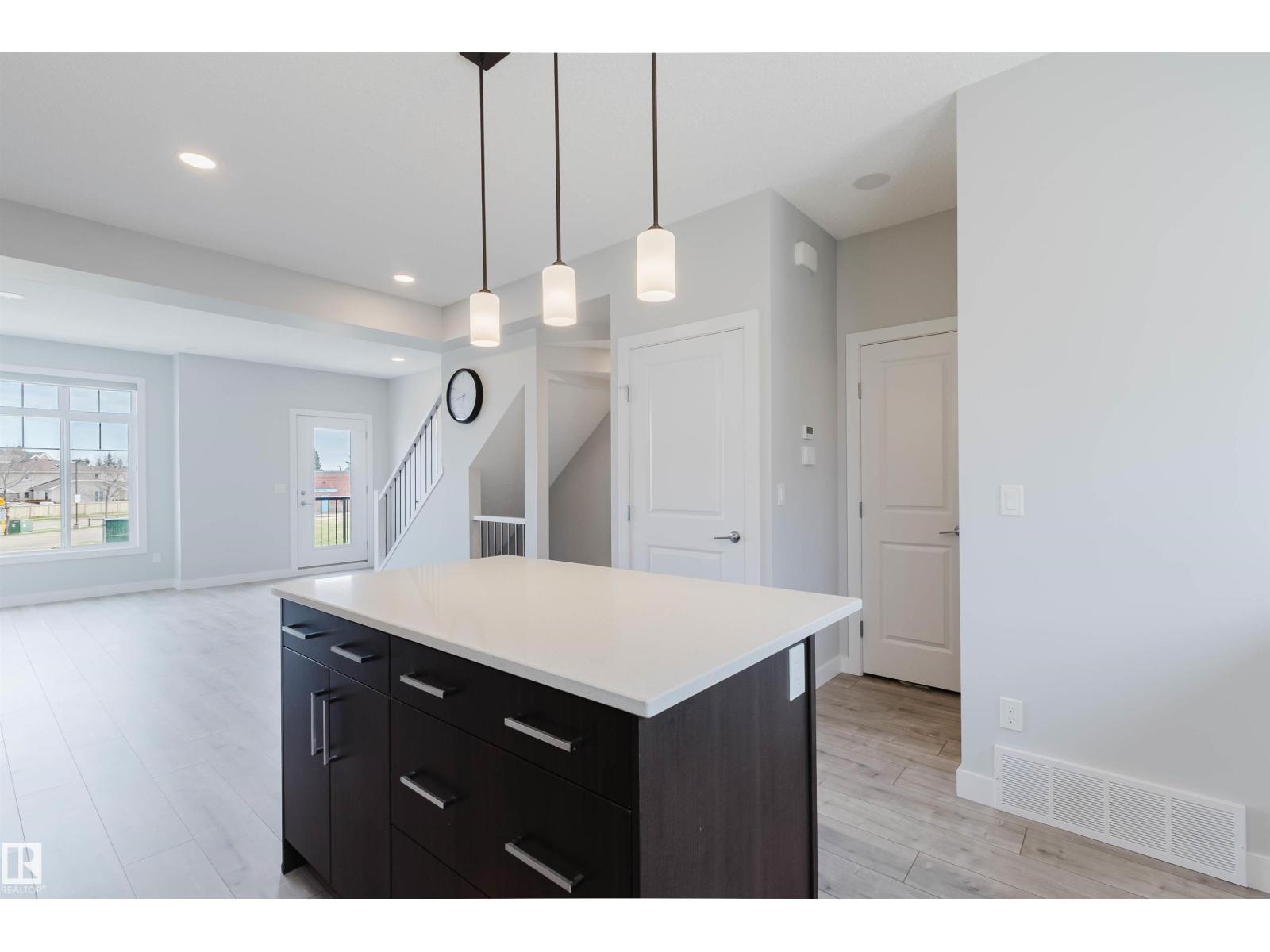 #3 11373 12 AV NW - 18
