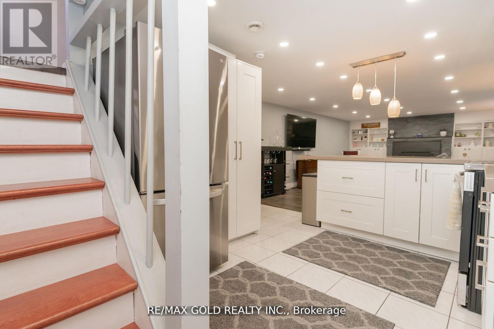 9 ASHWOOD CRESCENT - 25