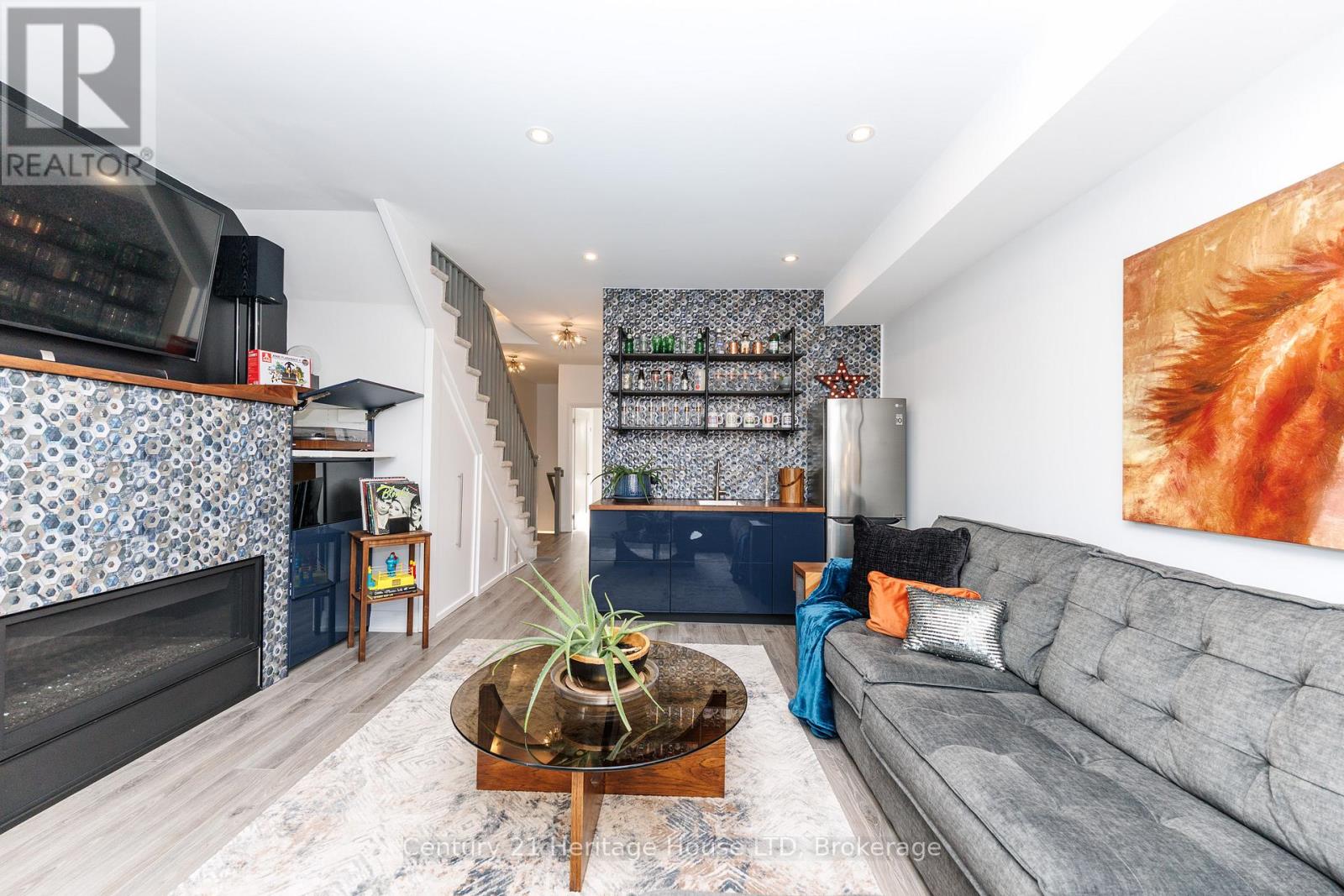 #8 39 ROBINSON STREET N - Image 32
