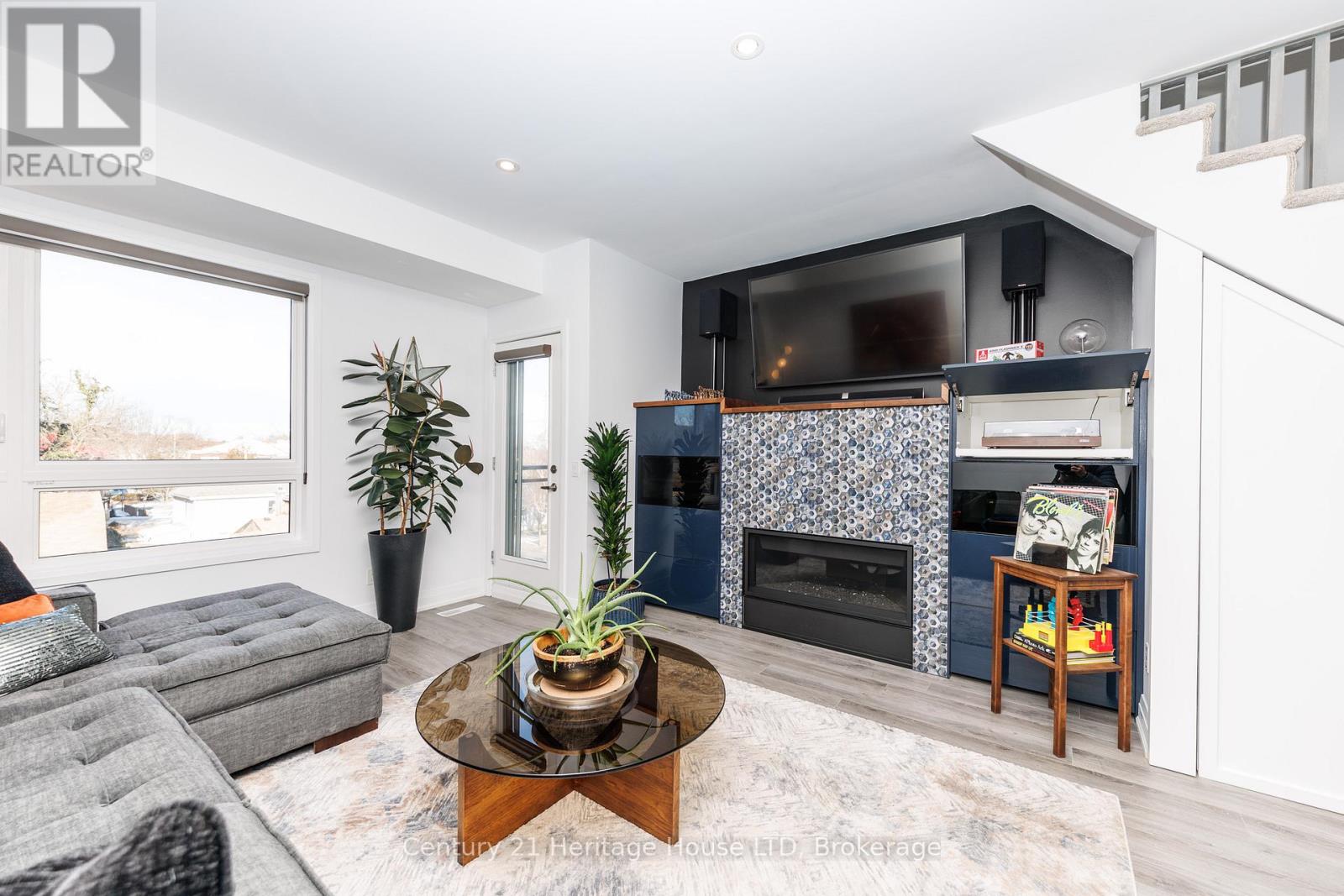 #8 39 ROBINSON STREET N - Image 30