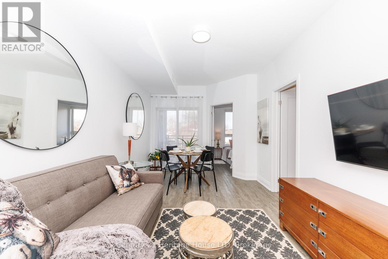 8 - 39 ROBINSON STREET N
