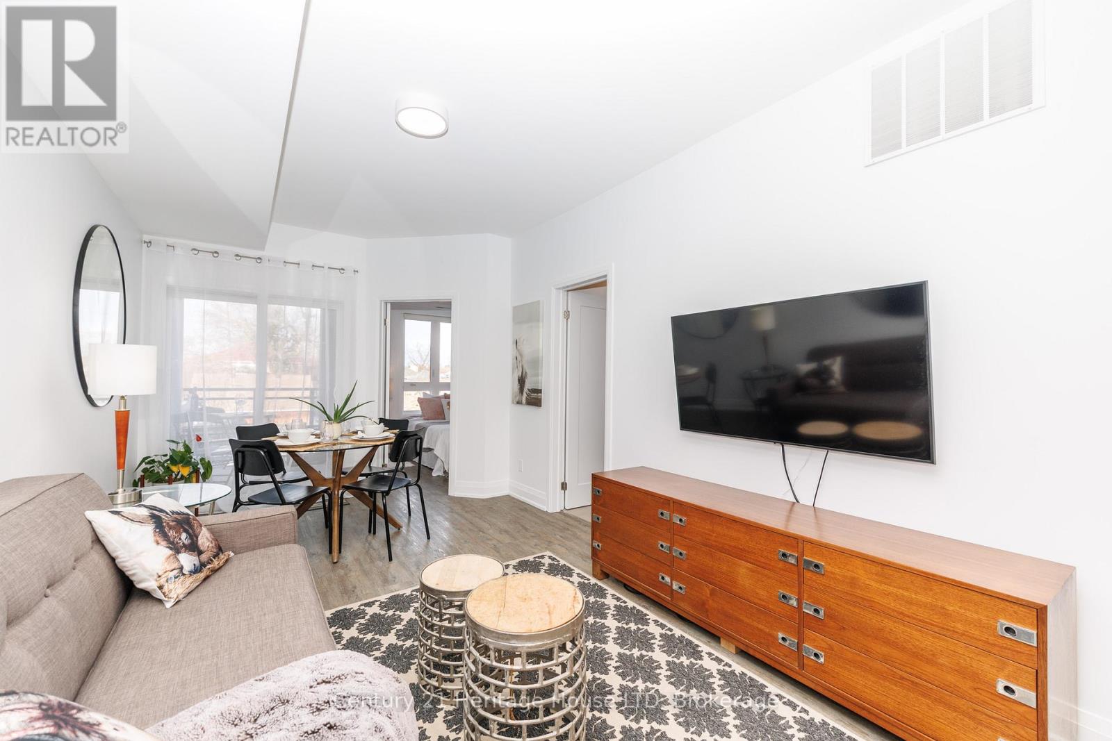 #8 39 ROBINSON STREET N - Image 4