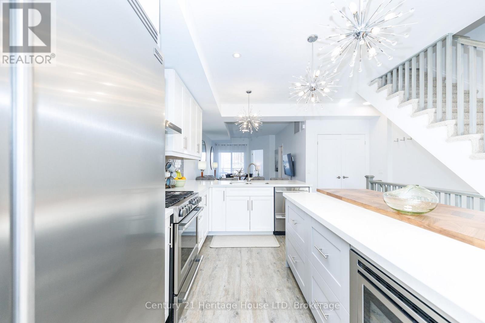#8 39 ROBINSON STREET N - Image 9