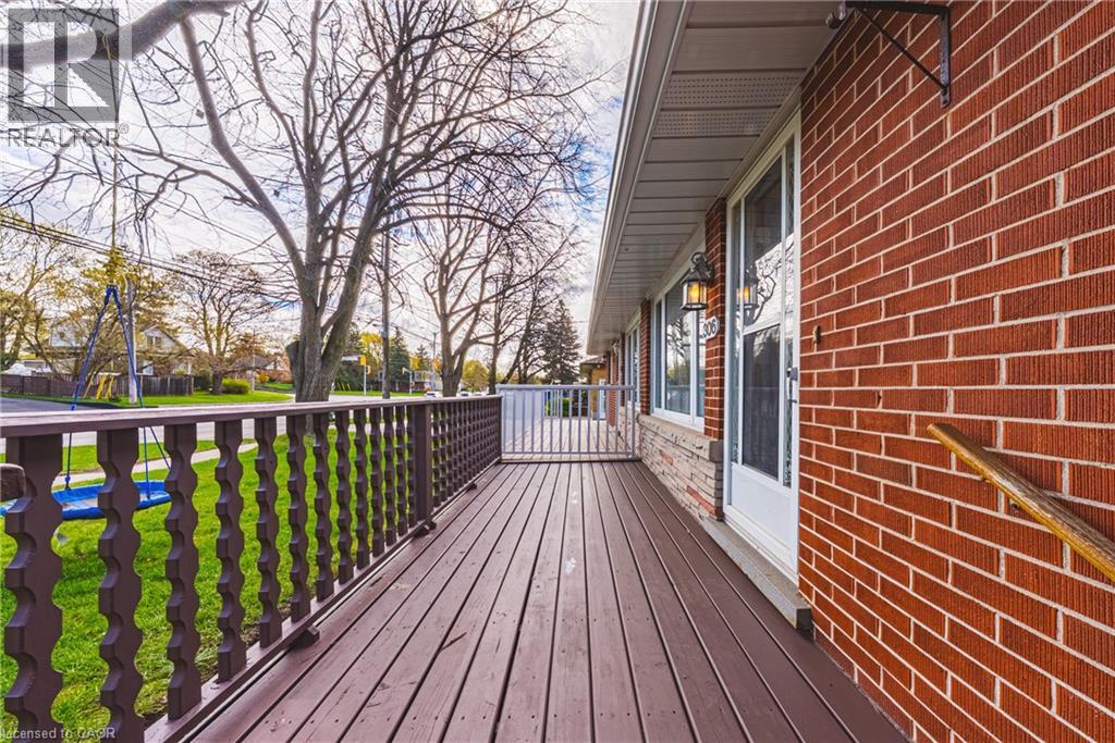 306 VICTORIA Road N - 5