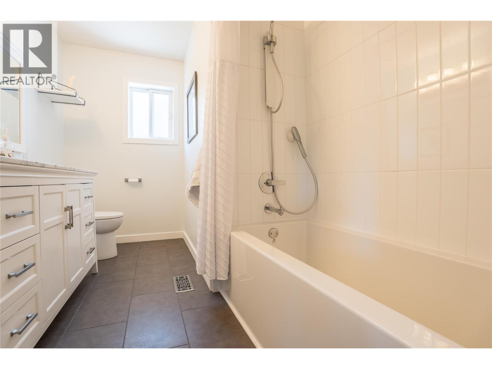 6106 ORR Place, Summerland