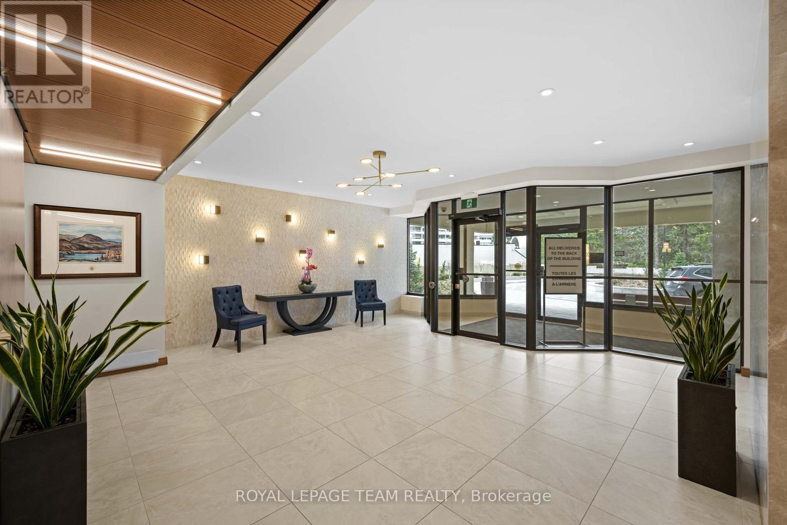 Front entrance to Riviera 1
