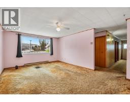 Full bathroom - 755 Michel Creek Road, Sparwood, BC V0B2G1 Photo 6