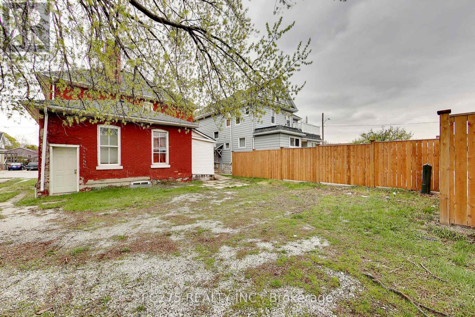 185 BROCK STREET N - 17