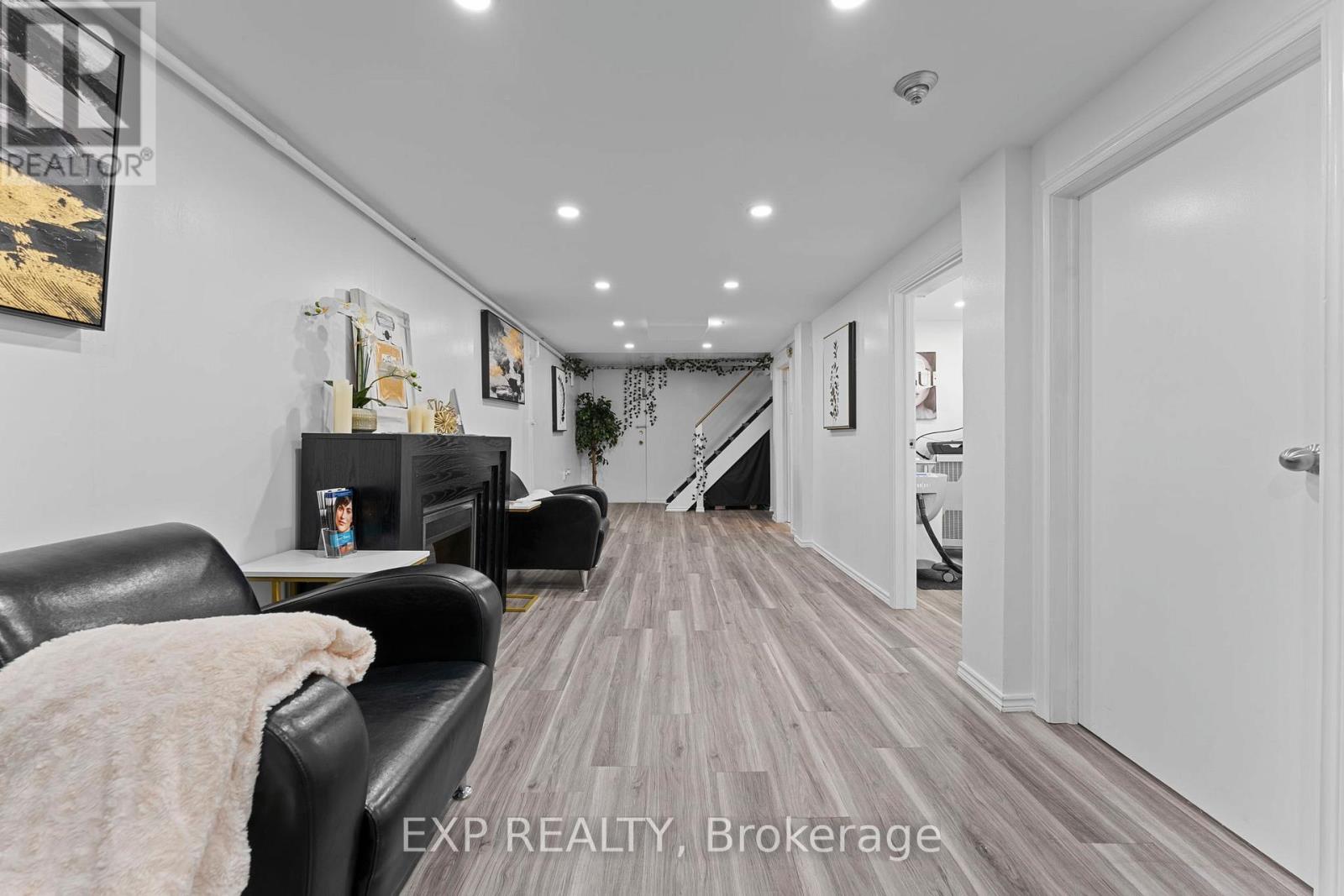 213 LAKESHORE ROAD E - 9