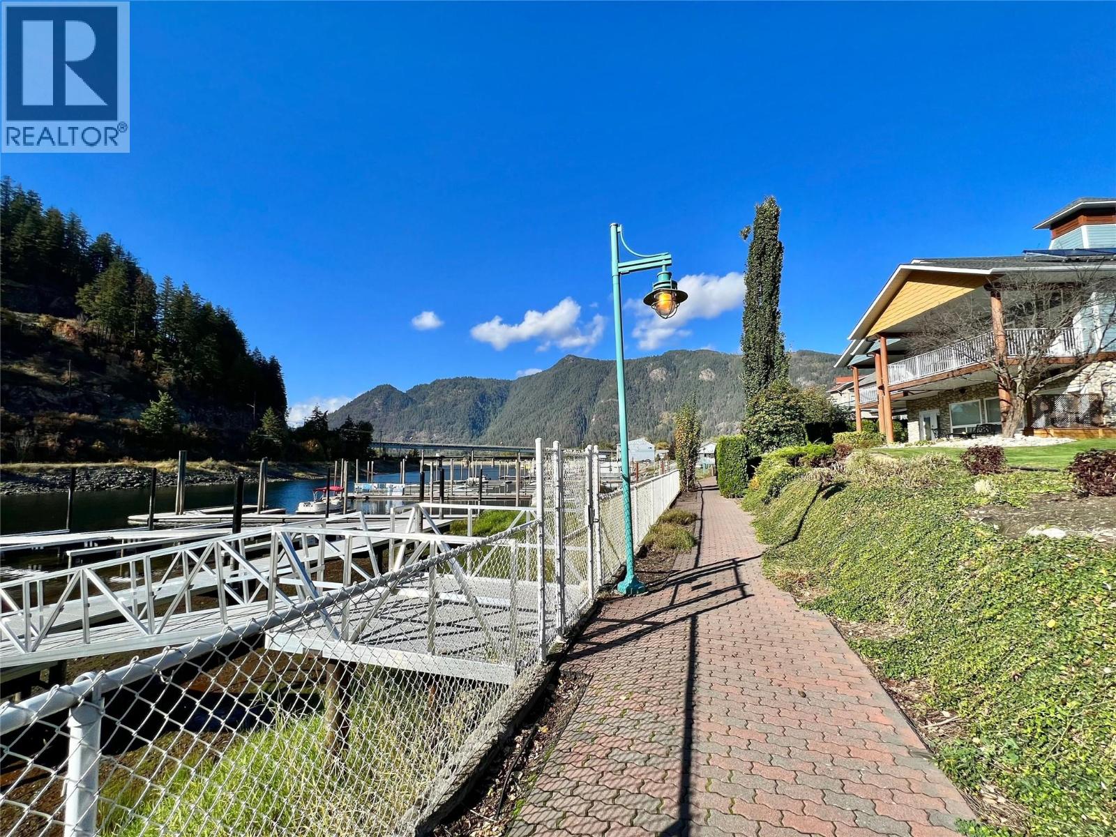 #B304 1118 Riverside Avenue - 17
