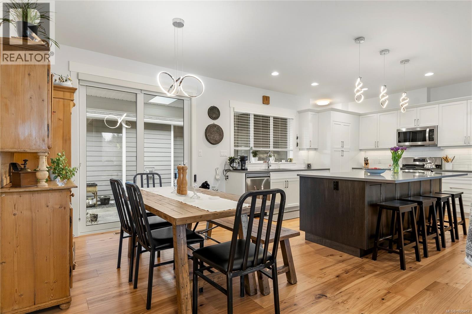 727 Sitka St - 5